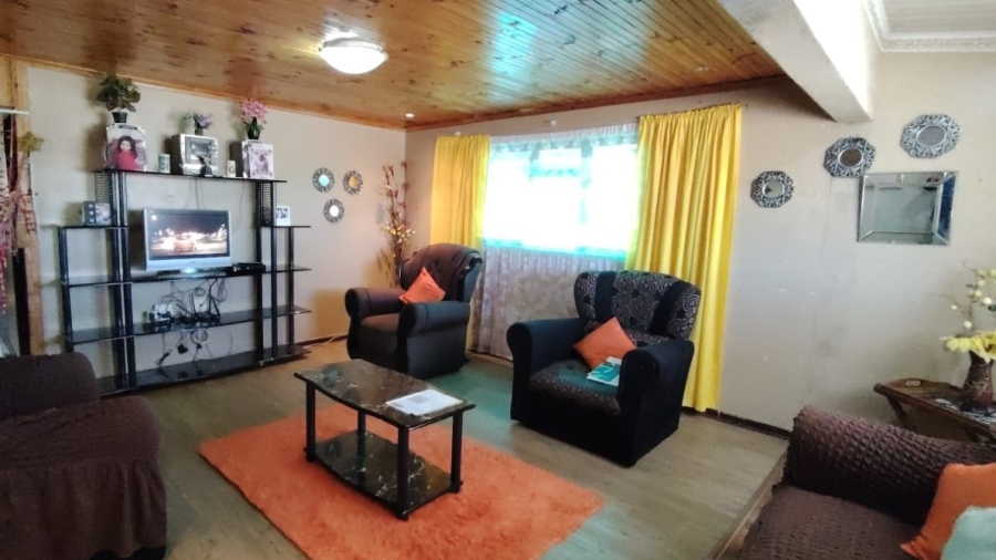 To Let 4 Bedroom Property for Rent in Louwville Western Cape